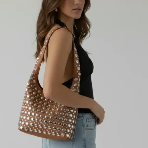 Zwarte PU schoudertas – studs & ruim